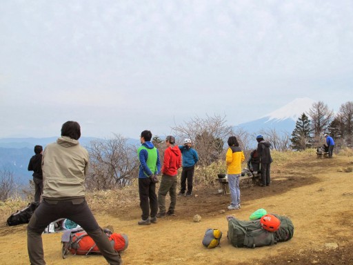 残業組を待ちながら黄昏れるメンバーと富士山