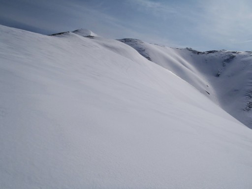 薬師沢右俣の源頭部。今年は雪が多くてきれいだ