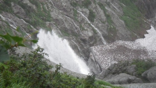 ガンガラシバナのスラブ滝が大ヒョングリ滝に