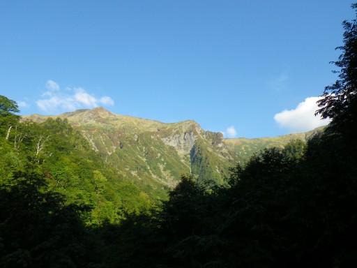 朝日に輝く幕岩尾根