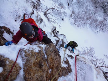 下部岩壁１Ｐ目　まみおの後に秋山さん_R