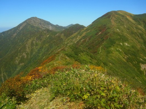 右が兎山、左奥が中ノ岳。